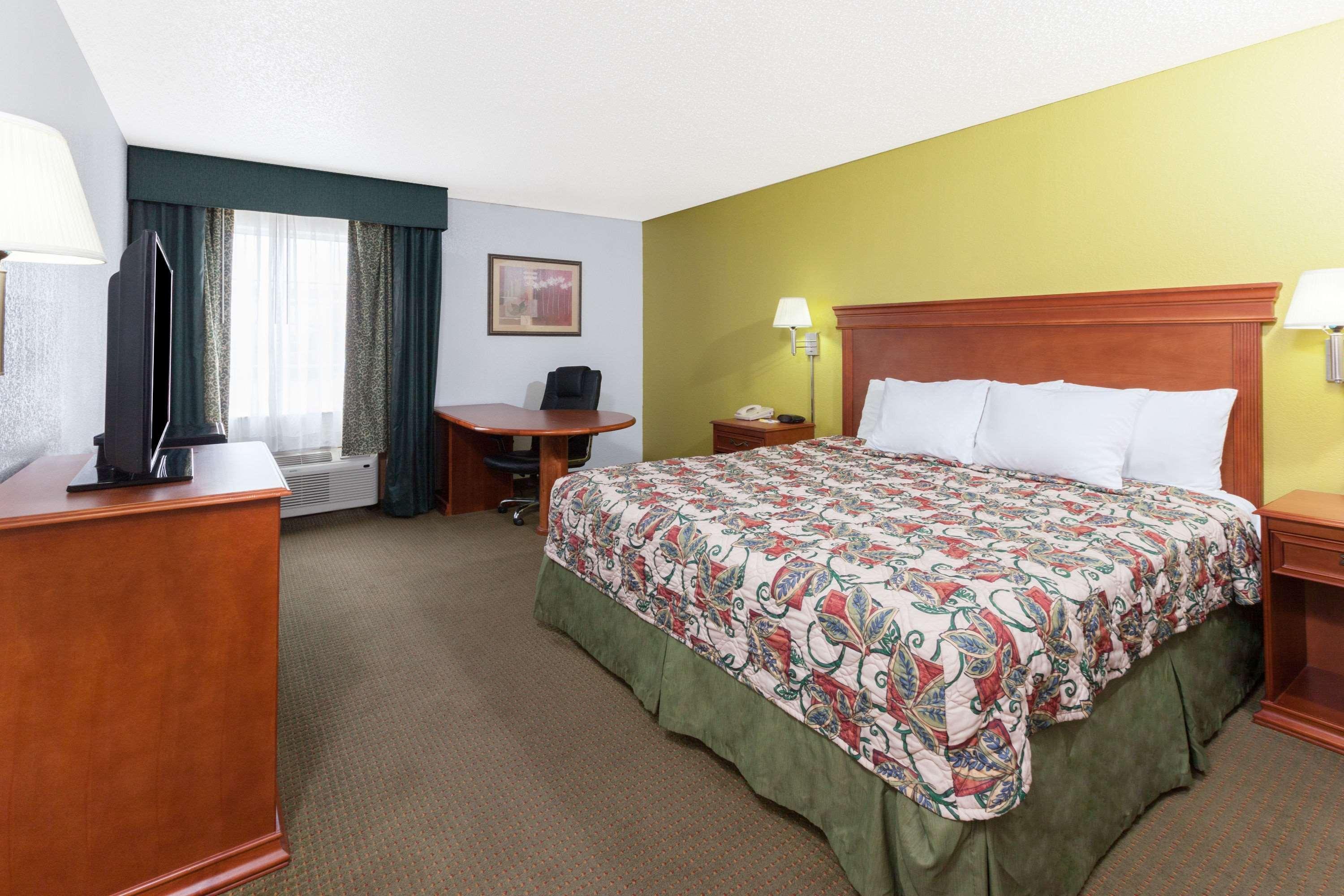 Days Inn By Wyndham Shawnee Exterior photo