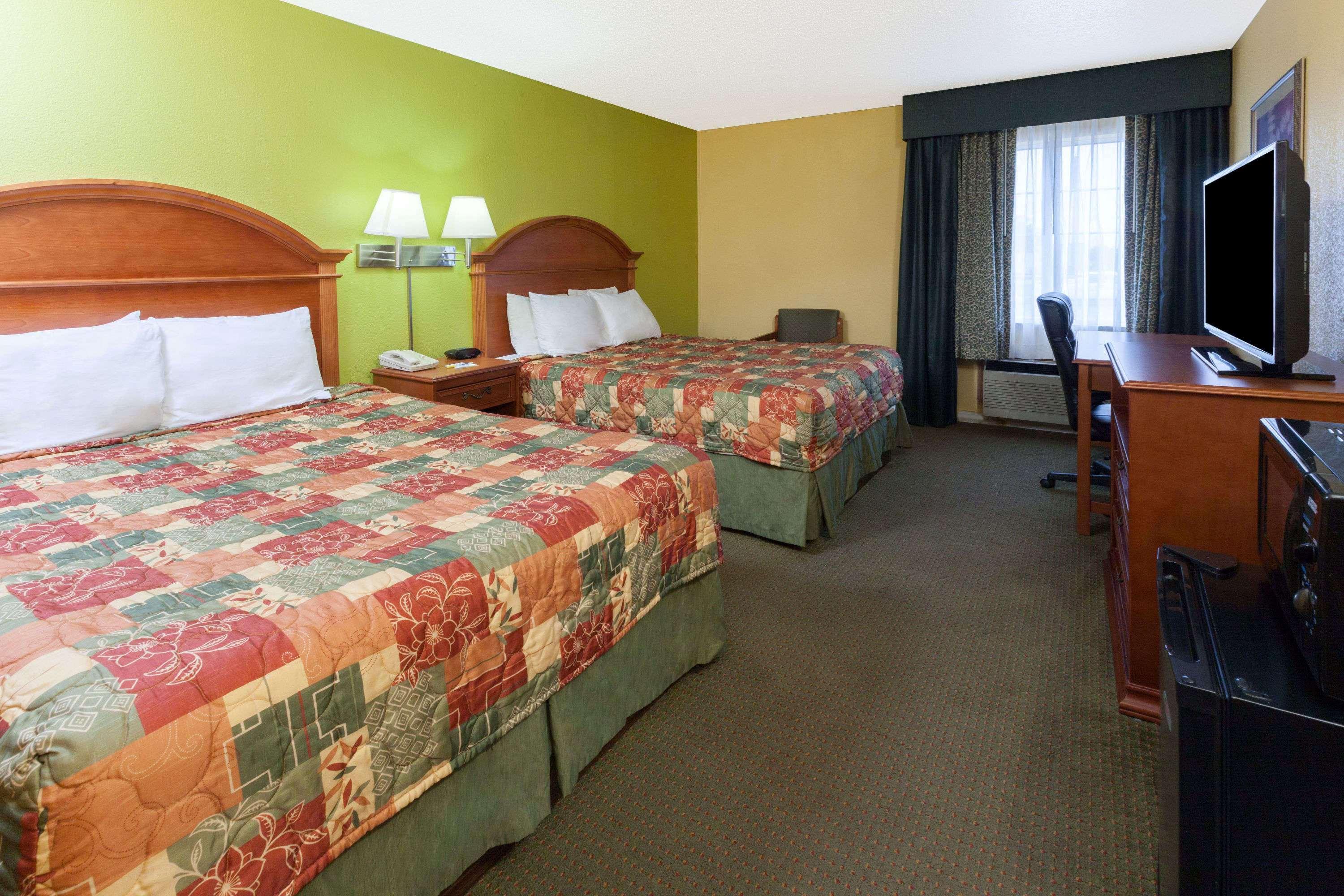 Days Inn By Wyndham Shawnee Exterior photo