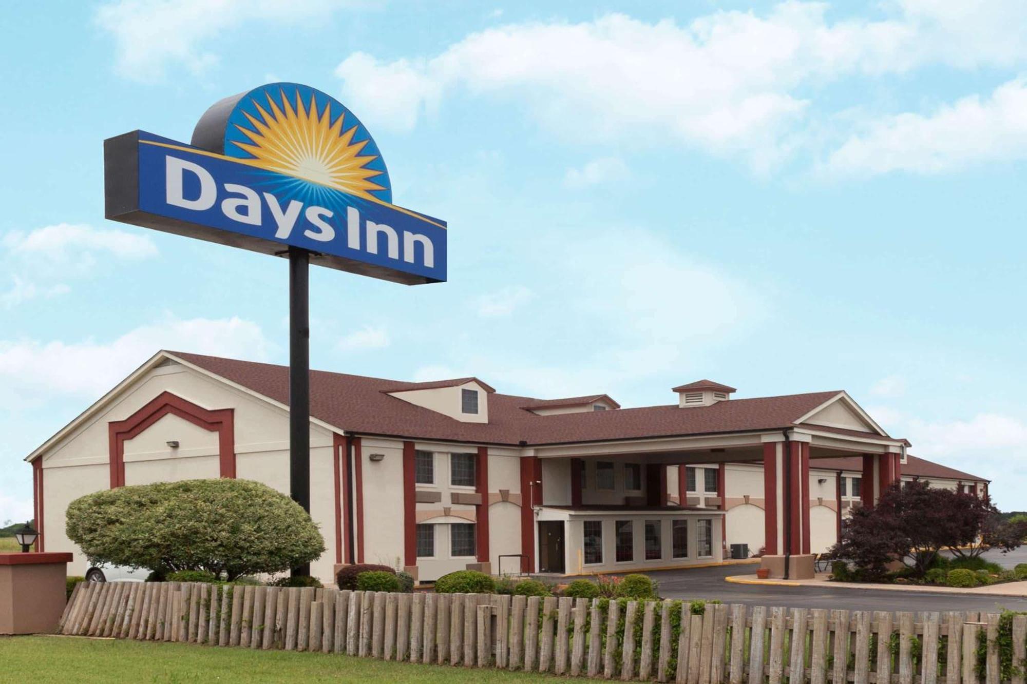 Days Inn By Wyndham Shawnee Exterior photo